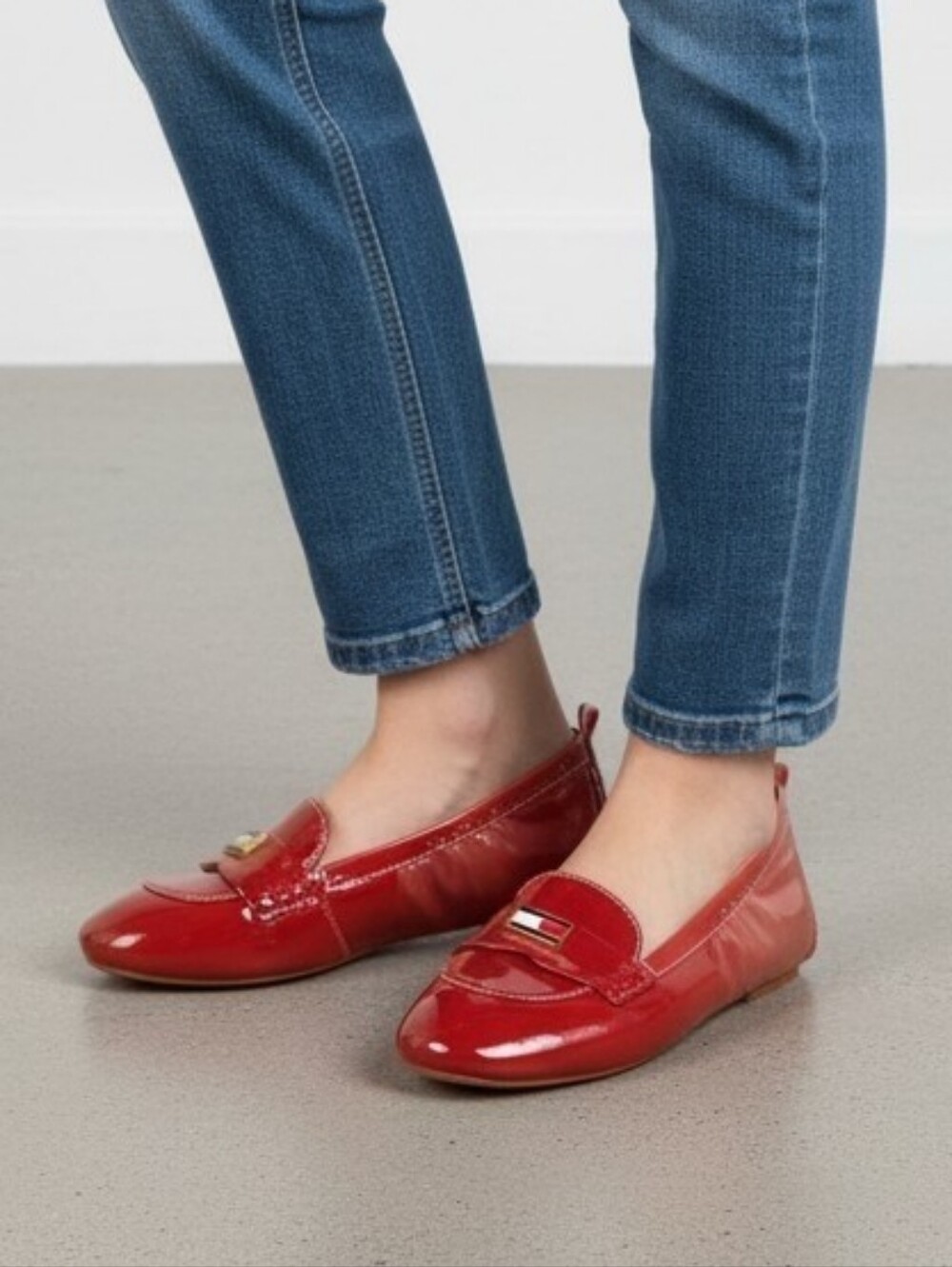🍂 Tommy Hilfiger Women's Red Ombre Slip On Loafers Size 5.5